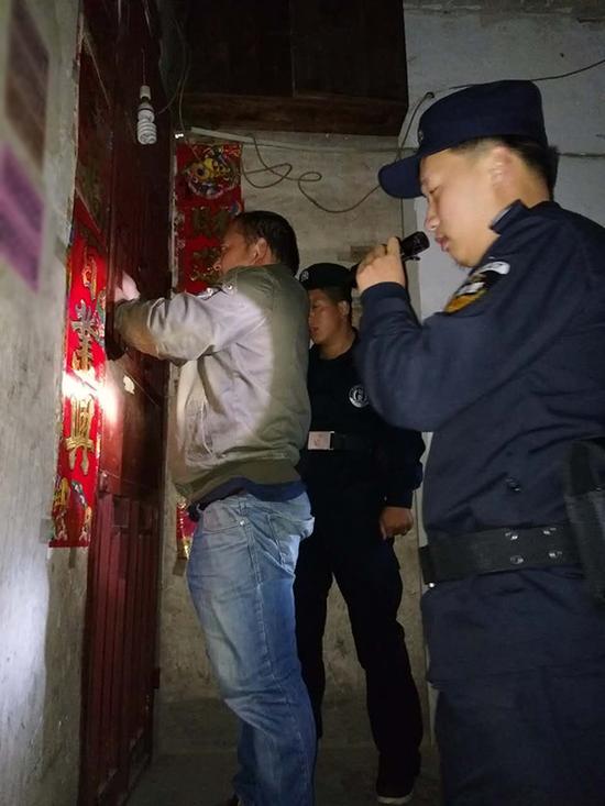 常德粗心妈妈误将幼女锁家中 民警全城寻开锁师傅开门